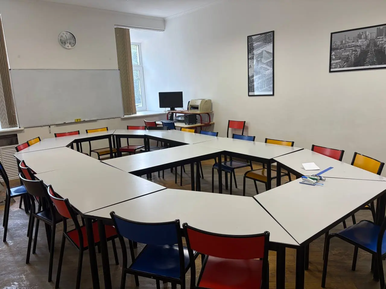 Flexible room with movable tables — first view