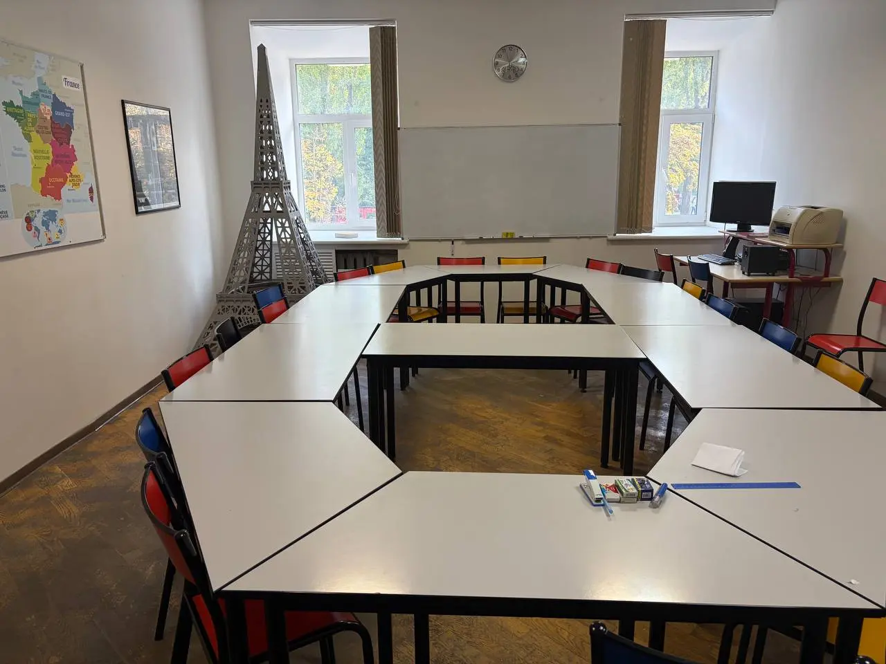 Flexible room with movable tables — second view