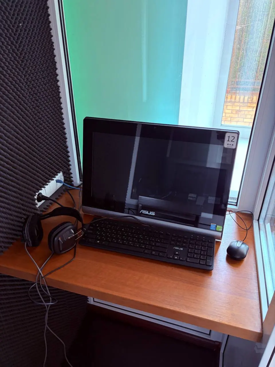 Individual sound-isolated workstation