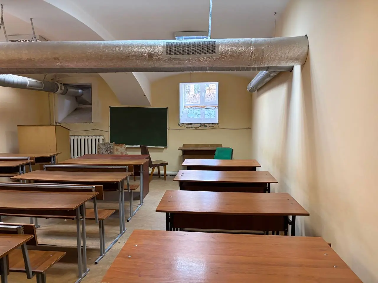 Ventilated classroom — second front view