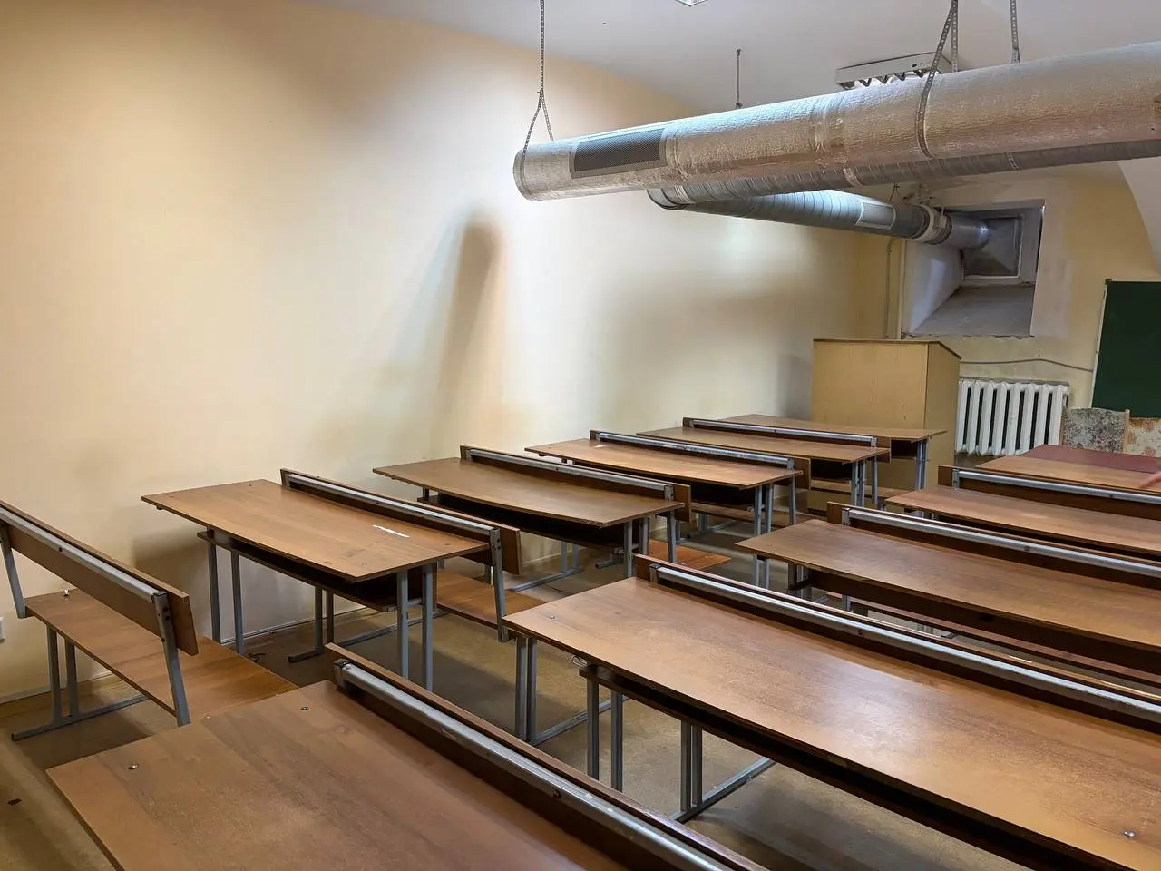 Ventilated classroom — side view