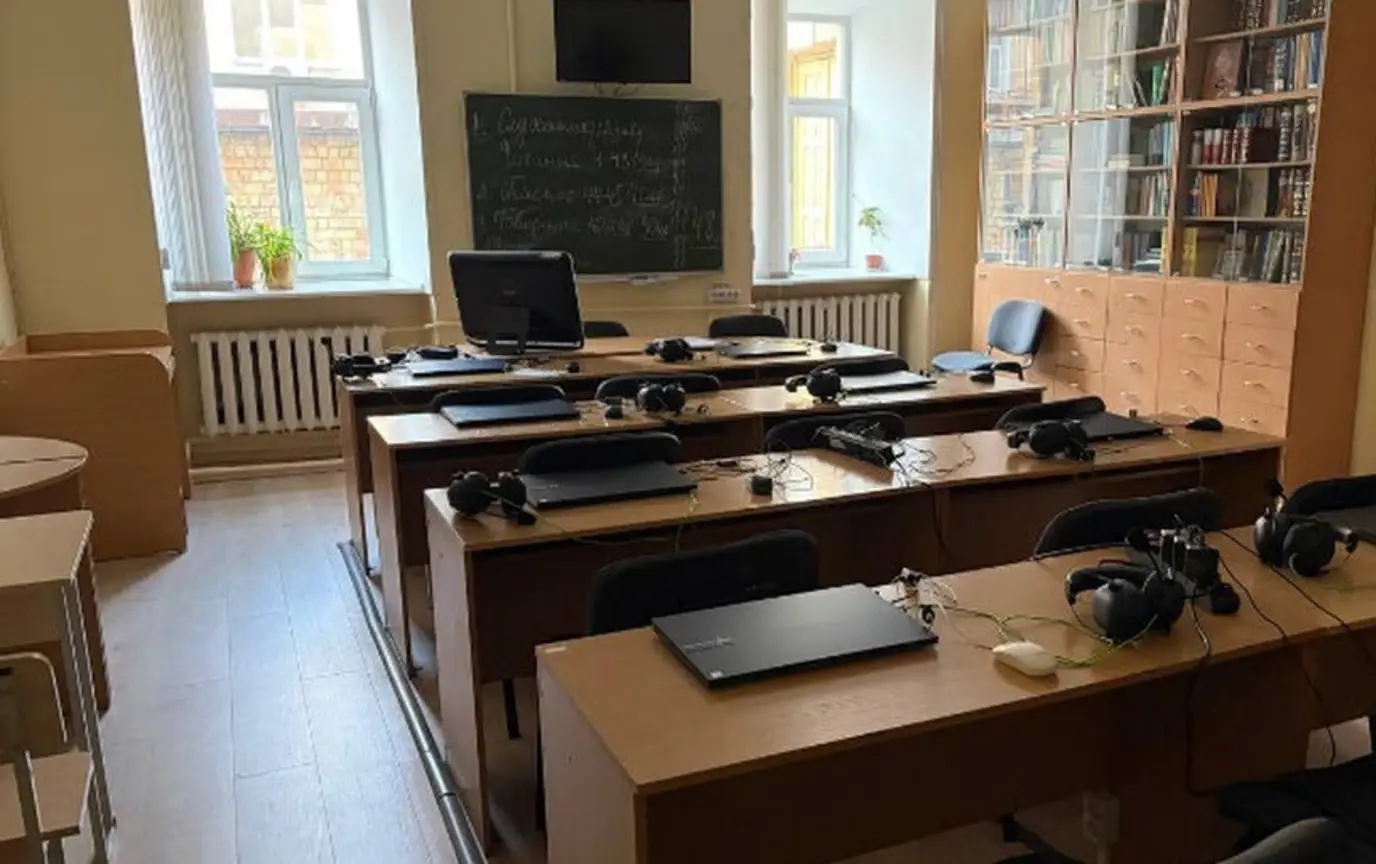 Laptop and headset workstations in the language laboratory