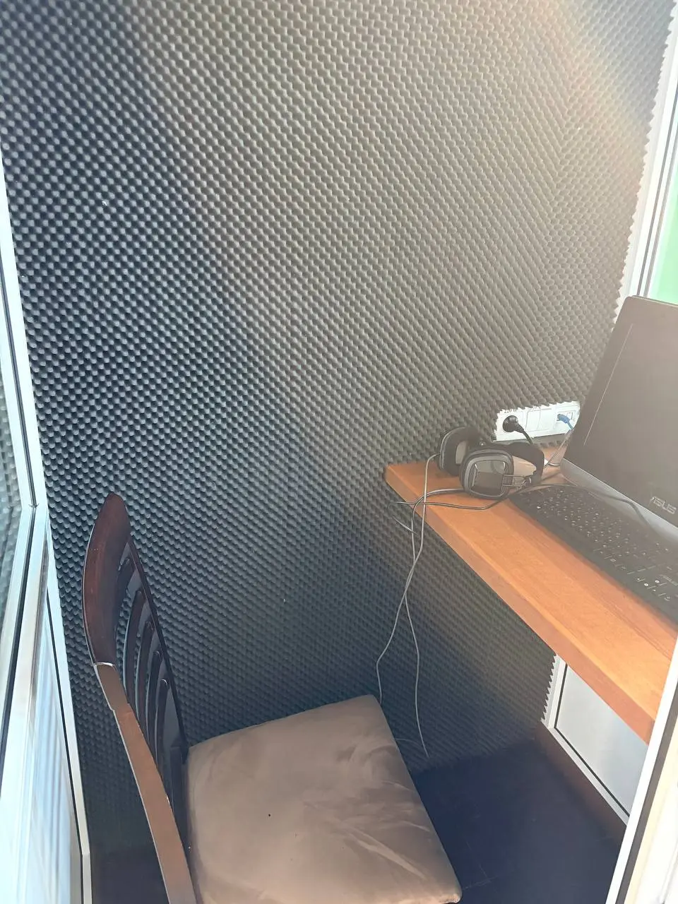 Workstation, headset and sound treatment